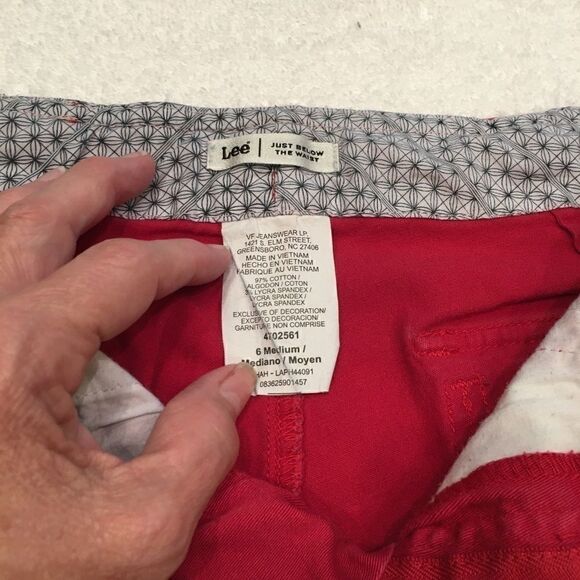 6 M Lee just below the waist 6M rust colored shorts - Picture 3 of 6